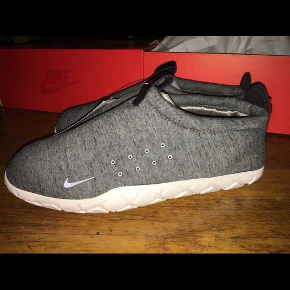 nike air moc tech fleece
